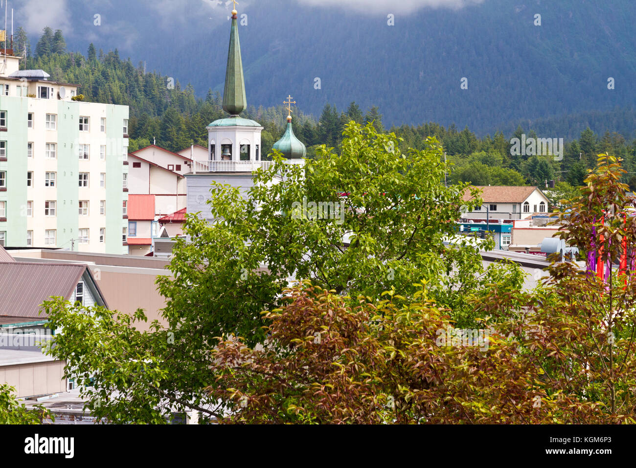 Un portrait de Sitka, Alaska avec Cathédrale St Michael vu à travers les arbres. Banque D'Images
