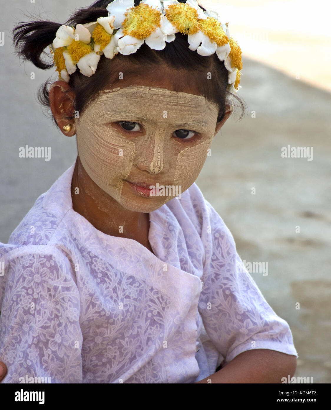 Jeune fille pose vêtu du costume traditionnel thanaka à Bagan, Myanmar Banque D'Images