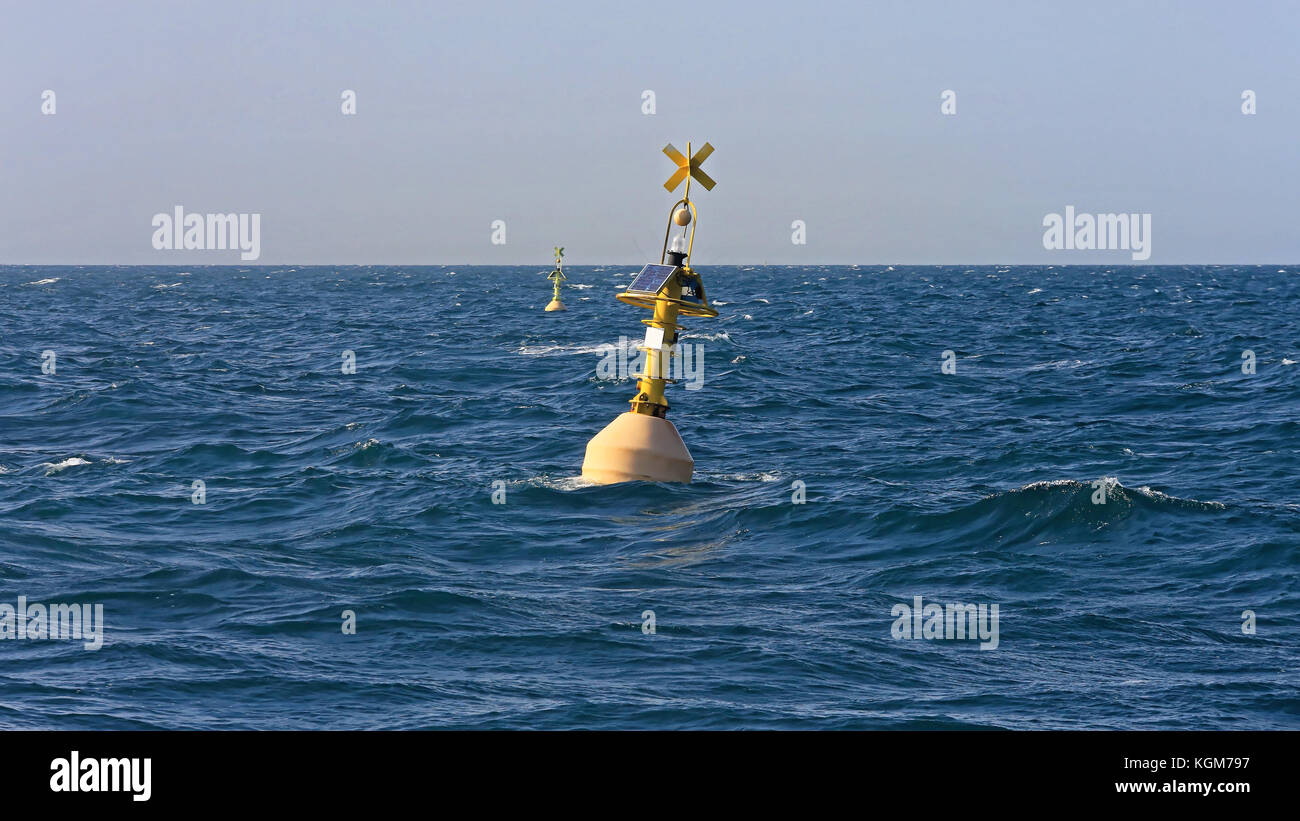 Bouée de navigation jaune marque spéciale en mer Banque D'Images