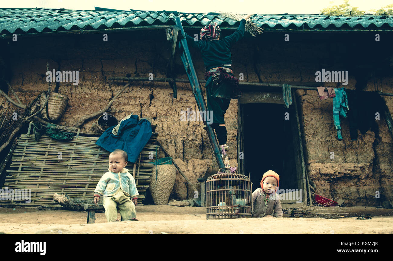 Ngai thau village, province de Lao Cai, Vietnam - 06 novembre 2015 : les enfants de minorités ethniques jouant dans ngai thau village, province de cao lao Banque D'Images