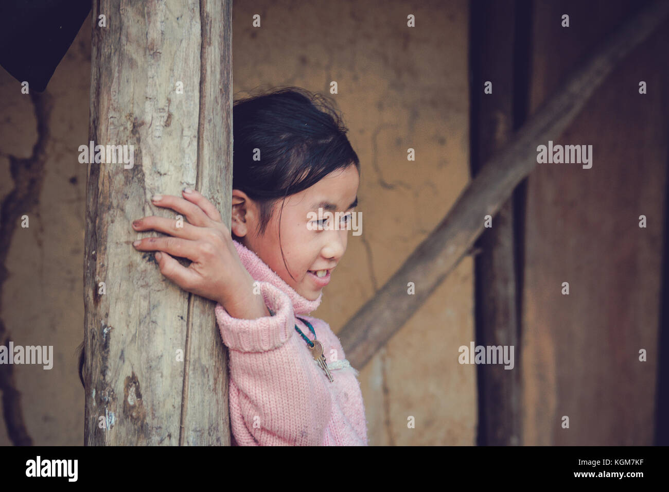 Ngai thau village, province de Lao Cai, Vietnam - 06 novembre 2015 : les enfants de minorités ethniques jouant dans ngai thau village, province de cao lao Banque D'Images