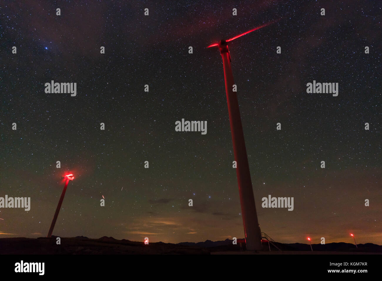 Éoliennes produisant de l'énergie propre avec voie lactée Banque D'Images