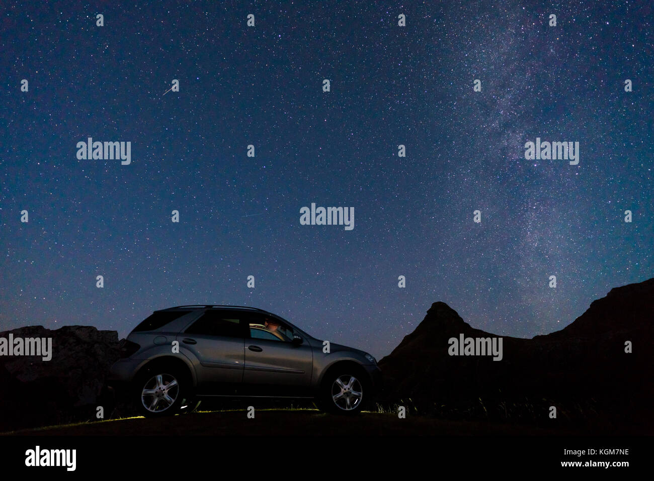 Paysage De Nuit Avec Une Voiture Sur Larrière Plan De La