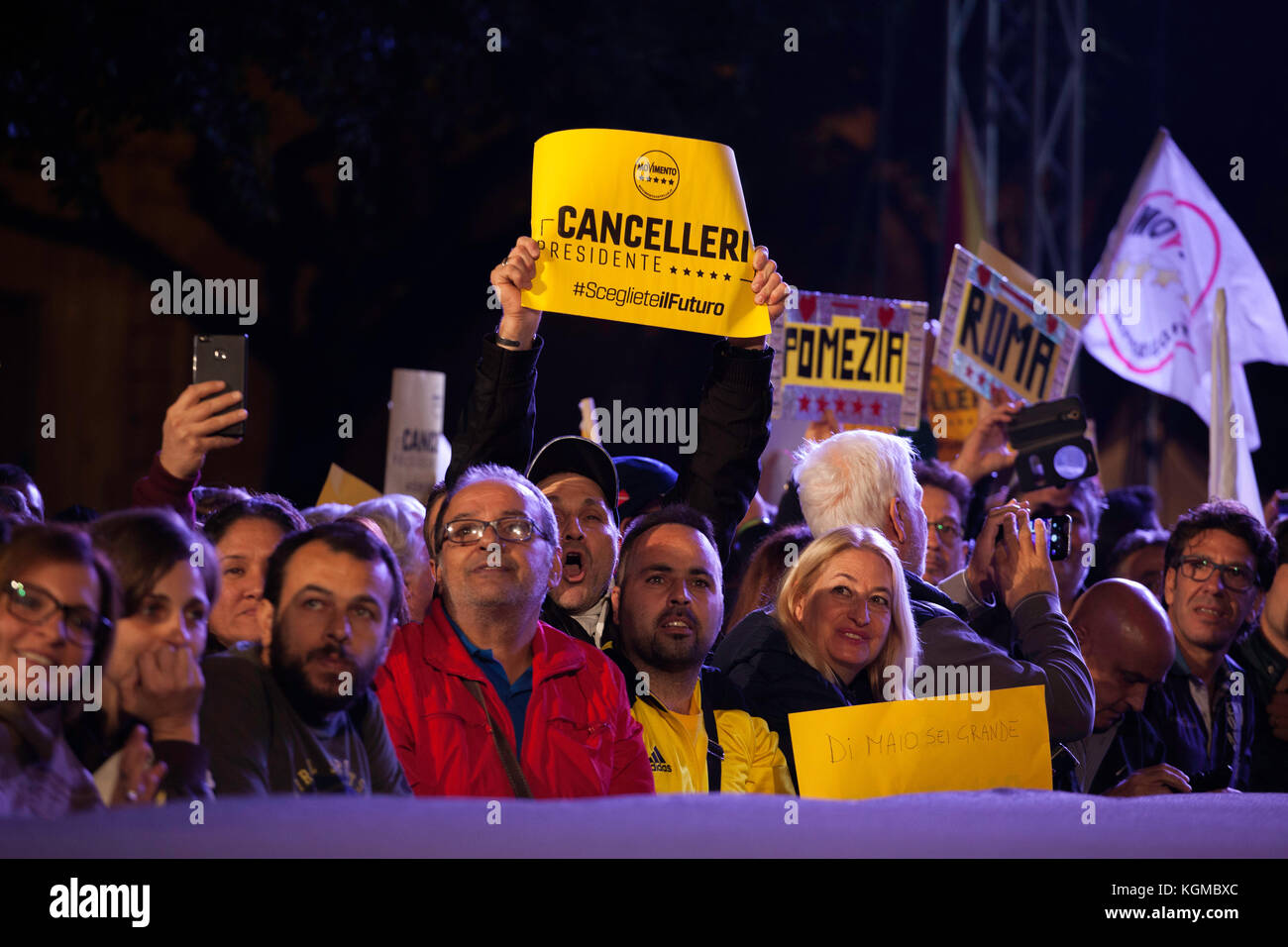 Giancarlo cancelleri (mouvement cinq étoiles) parle au cours d'une campagne électorale le 3 novembre à Palerme, Italie. Banque D'Images