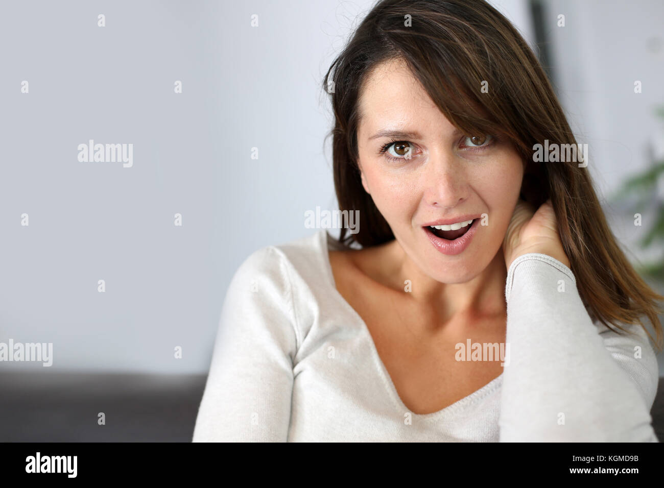 Femme Avec Expression Surprise Sur Son Visage Photo Stock Alamy Femme Avec Expression Surprise Sur Son Visage Photo Stock Alamy