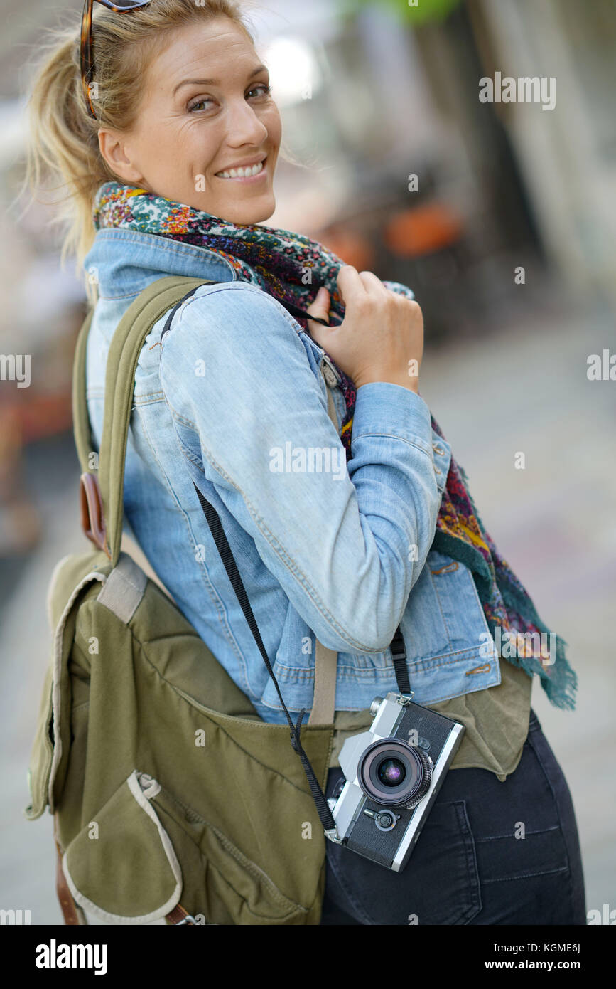 Trendy femme voyageant avec sac à dos et appareil photo Banque D'Images
