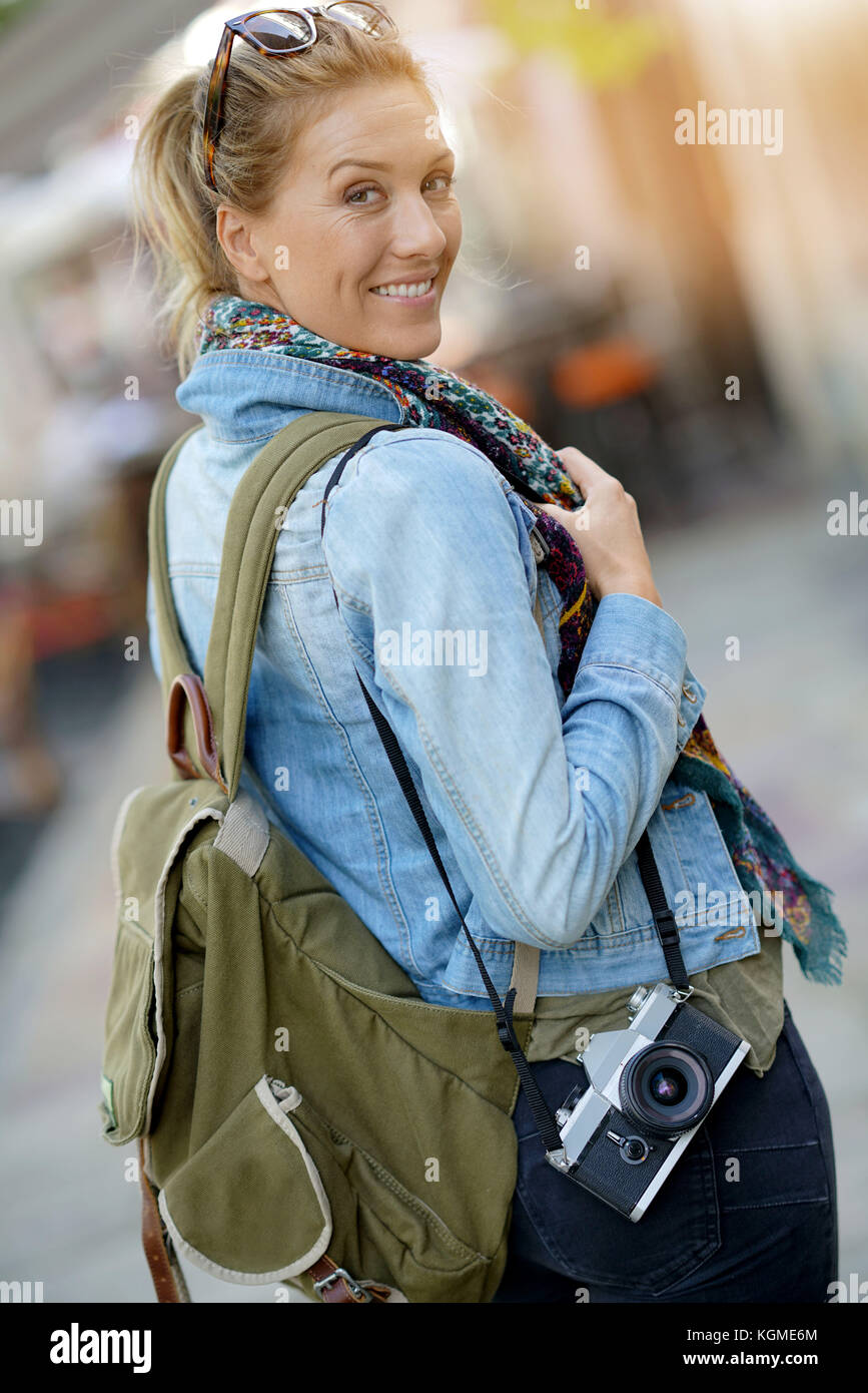 Trendy femme voyageant avec sac à dos et appareil photo Banque D'Images