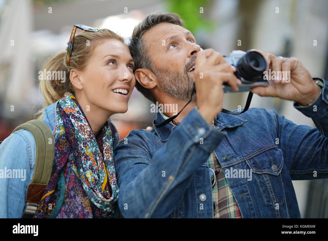 Couple de touristes en vacances prendre des photos Banque D'Images