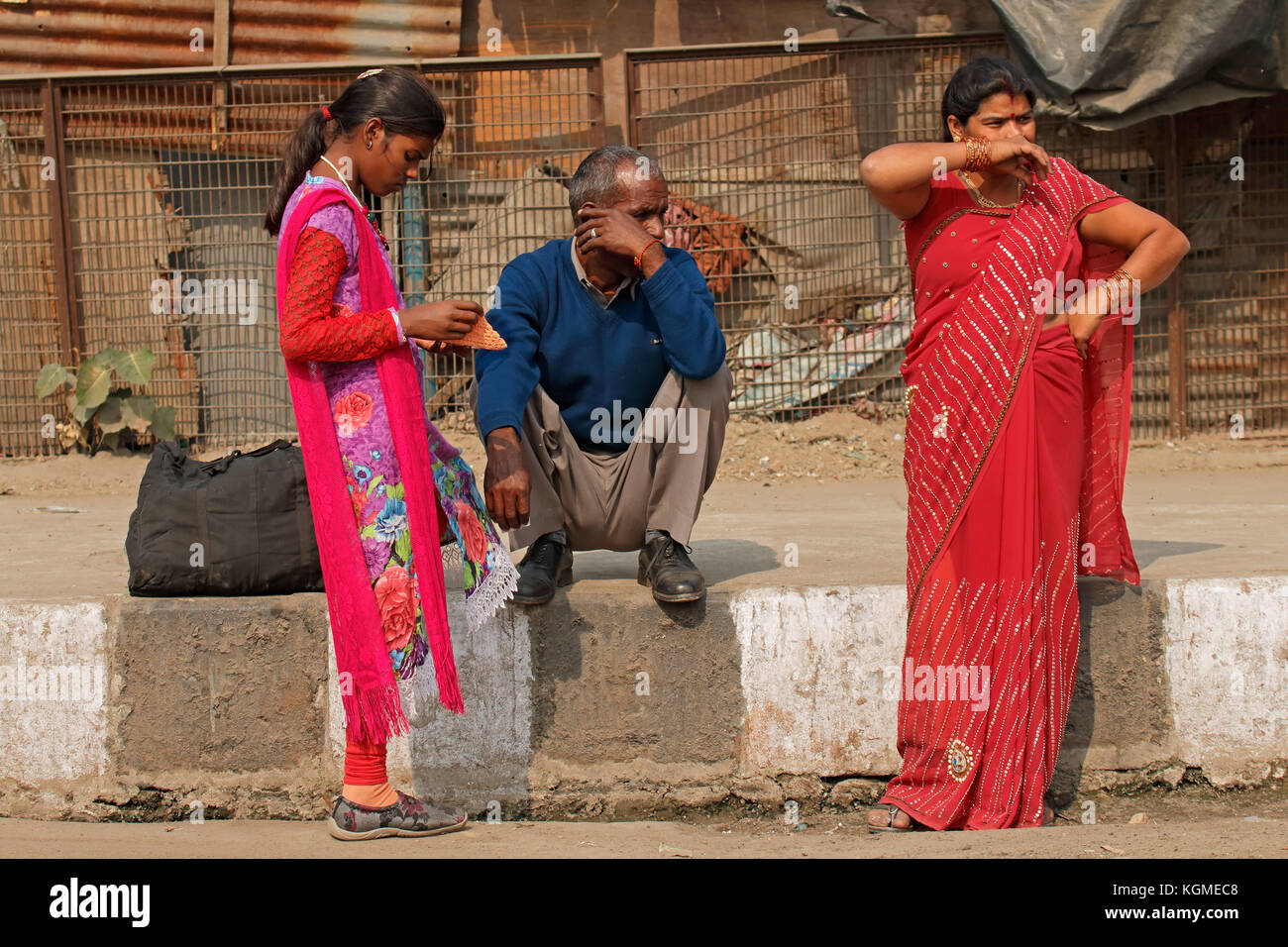 Delhi, Inde - le 24 novembre 2015 : l'homme et de femmes indiennes dans la région de robes traditionnelles colorées dans la ville peuplée de deli Banque D'Images
