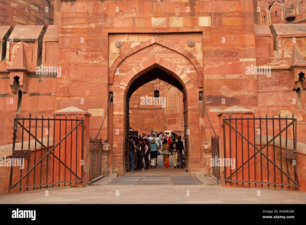 Agra, Inde - le 29 novembre 2015 : entrée de l'historique fort rouge d'agra - site du patrimoine mondial de l'unesco - avec des touristes en visite Banque D'Images