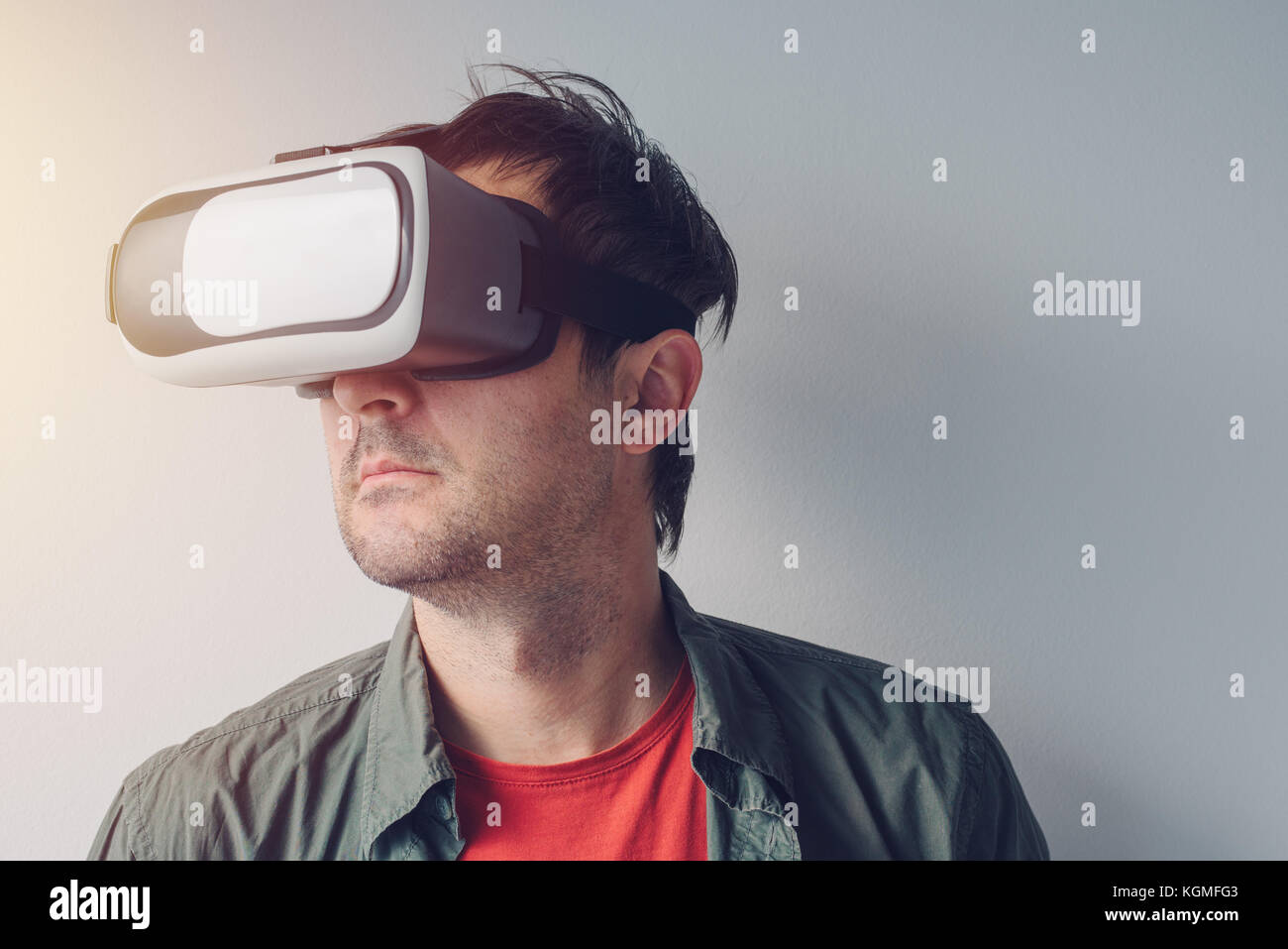 Homme avec des lunettes de réalité virtuelle. homme adulte jouissant de vr. Banque D'Images