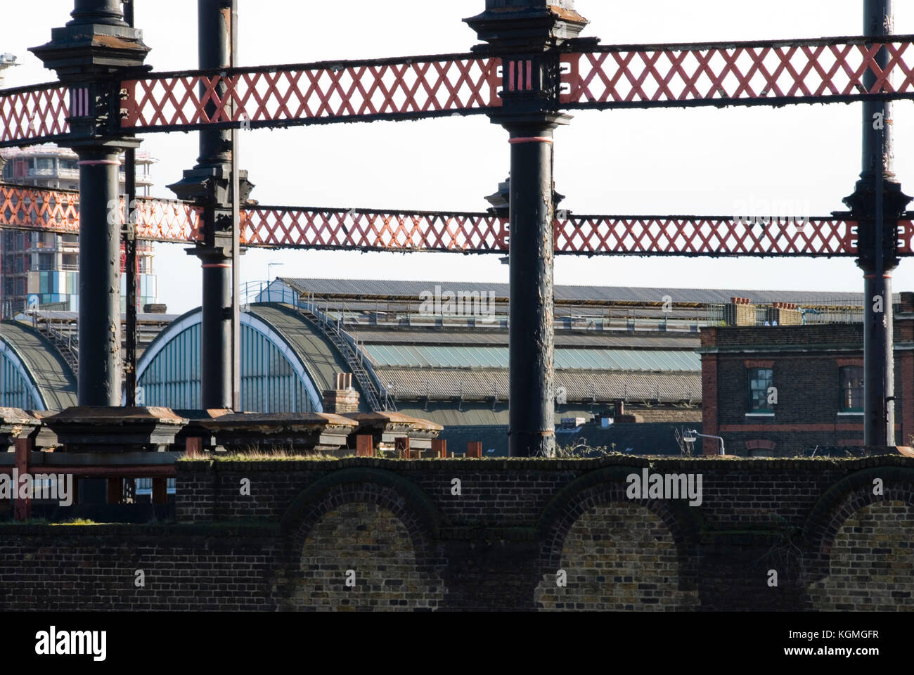 Un gros plan de la fonte victorienne ornée de la structure en treillis dans gaholder avec King's Cross station le hangar du moteur à l'arrière-plan Banque D'Images