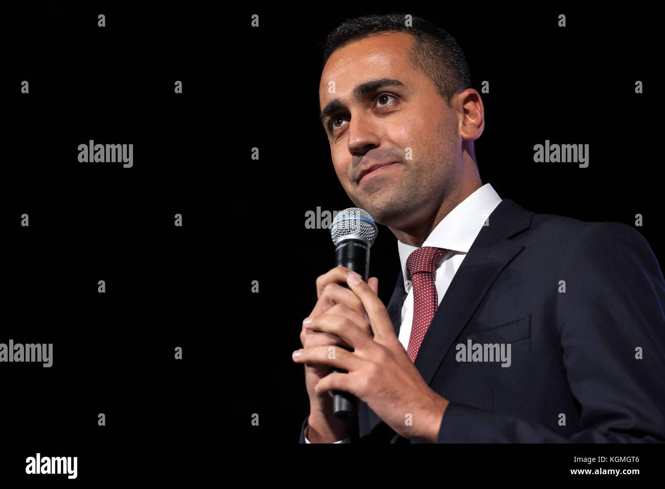 Leader du mouvement cinq étoiles (M5S) Luigi Di Maio répond aux citoyens à Palerme, Italie, le 3 novembre 2017 pendant la campagne de Sicile. Banque D'Images