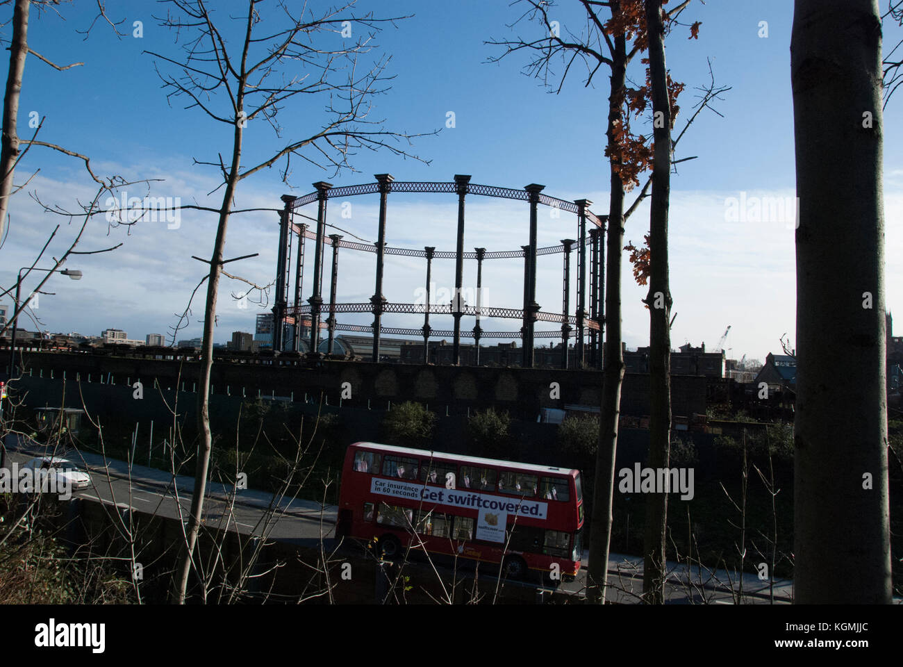 2007 - le gassoir victorien dans sa position originale au coin de Goods Way et Pancras Road à Kings Cross, maintenant les appartements Gasholders à proximité Banque D'Images