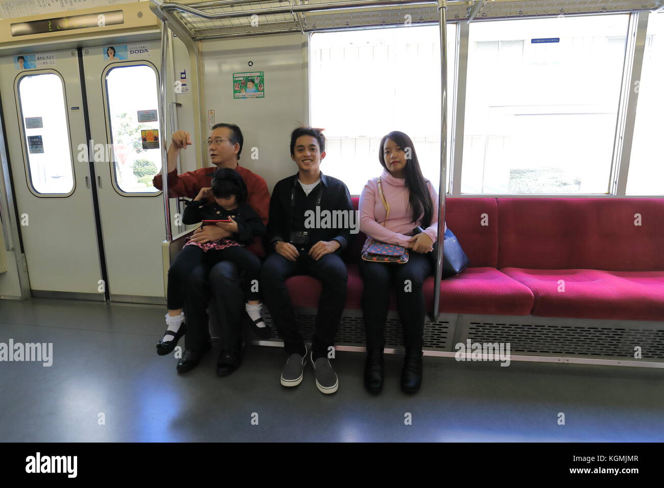 Familles de race mixte dans le train de transport.Les autorisations du modèle sont correctes Banque D'Images