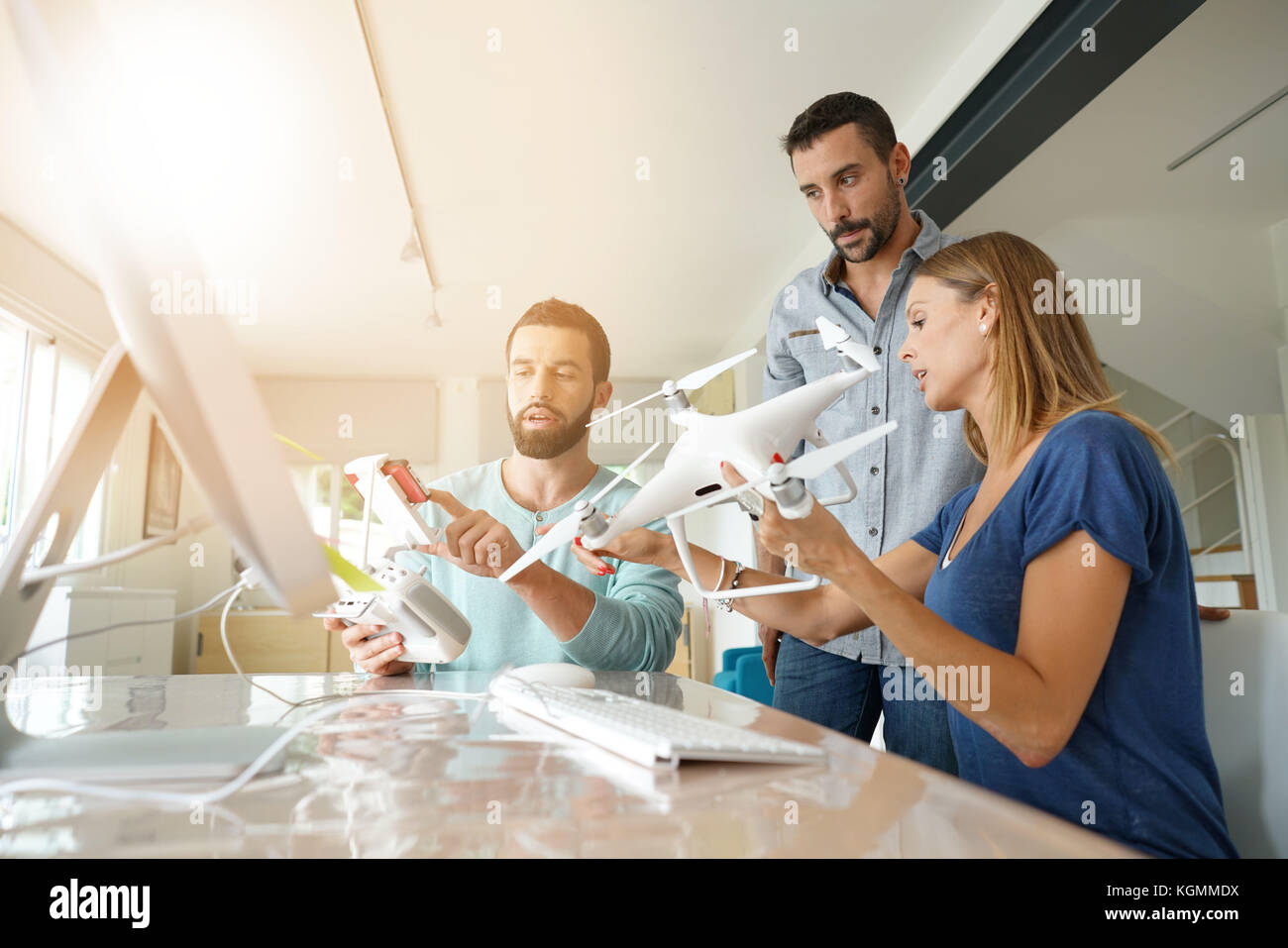 Les gens de démarrage en fonction de travailler sur la technologie de drones Banque D'Images