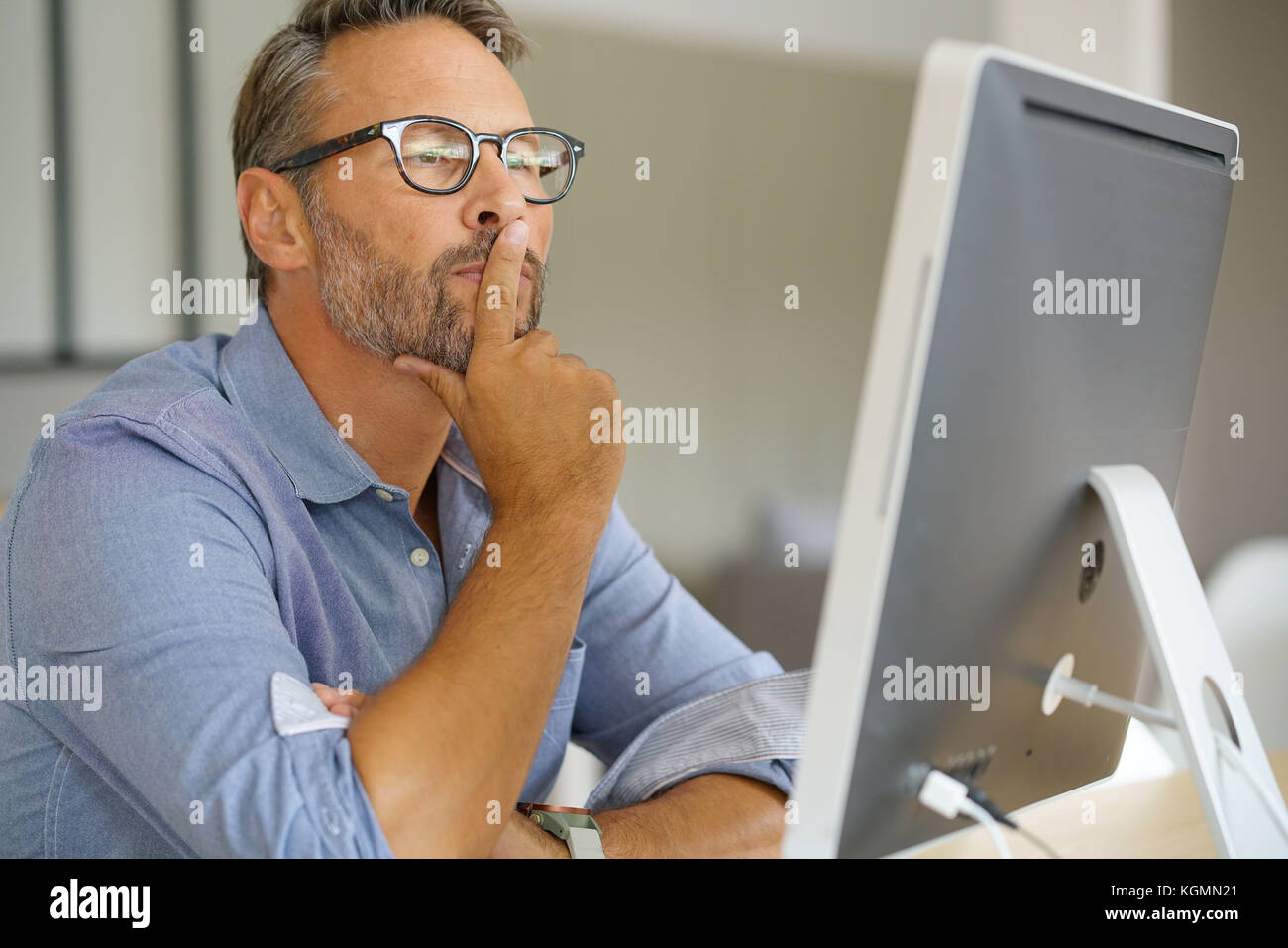 Businessman working on ordinateur de bureau Banque D'Images