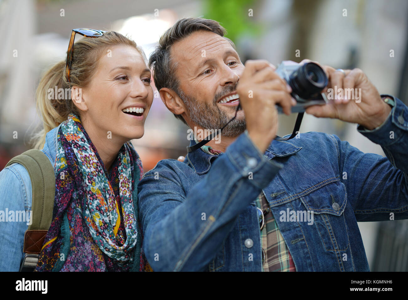 Couple de touristes en vacances prendre des photos Banque D'Images