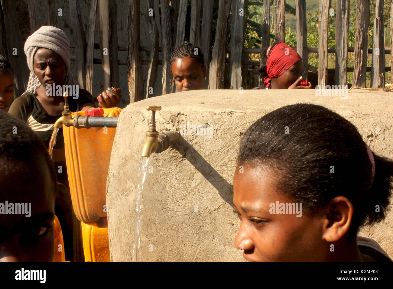 Les personnes qui prennent l'eau du point de distribution de l'eau au village en Éthiopie. souterhn scarsity en raison de l'eau surtout pendant la saison sèche, les gens t Banque D'Images