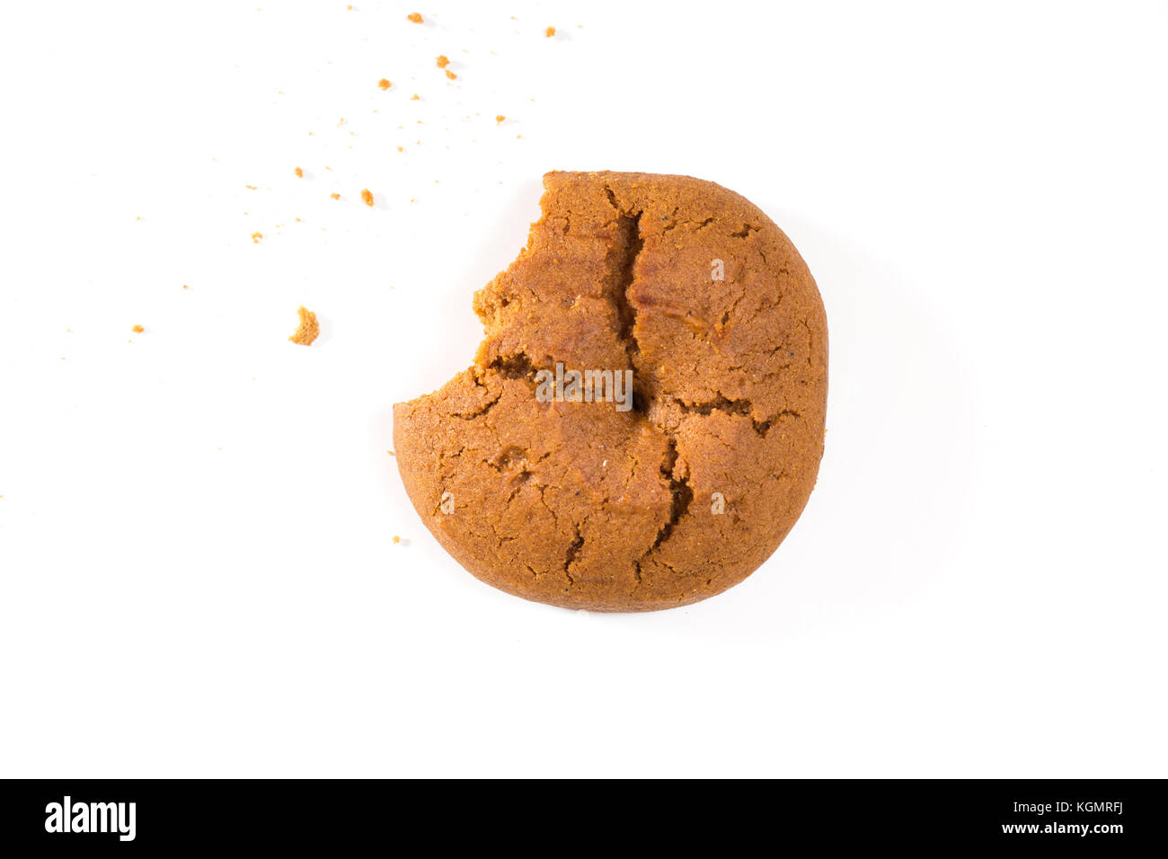 Mordu de miettes de biscuits, gros plan sur fond blanc. Banque D'Images