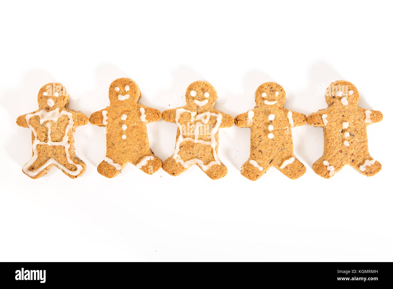 Gingerbread cookies hommes se tenant la main, sur fond blanc. Banque D'Images