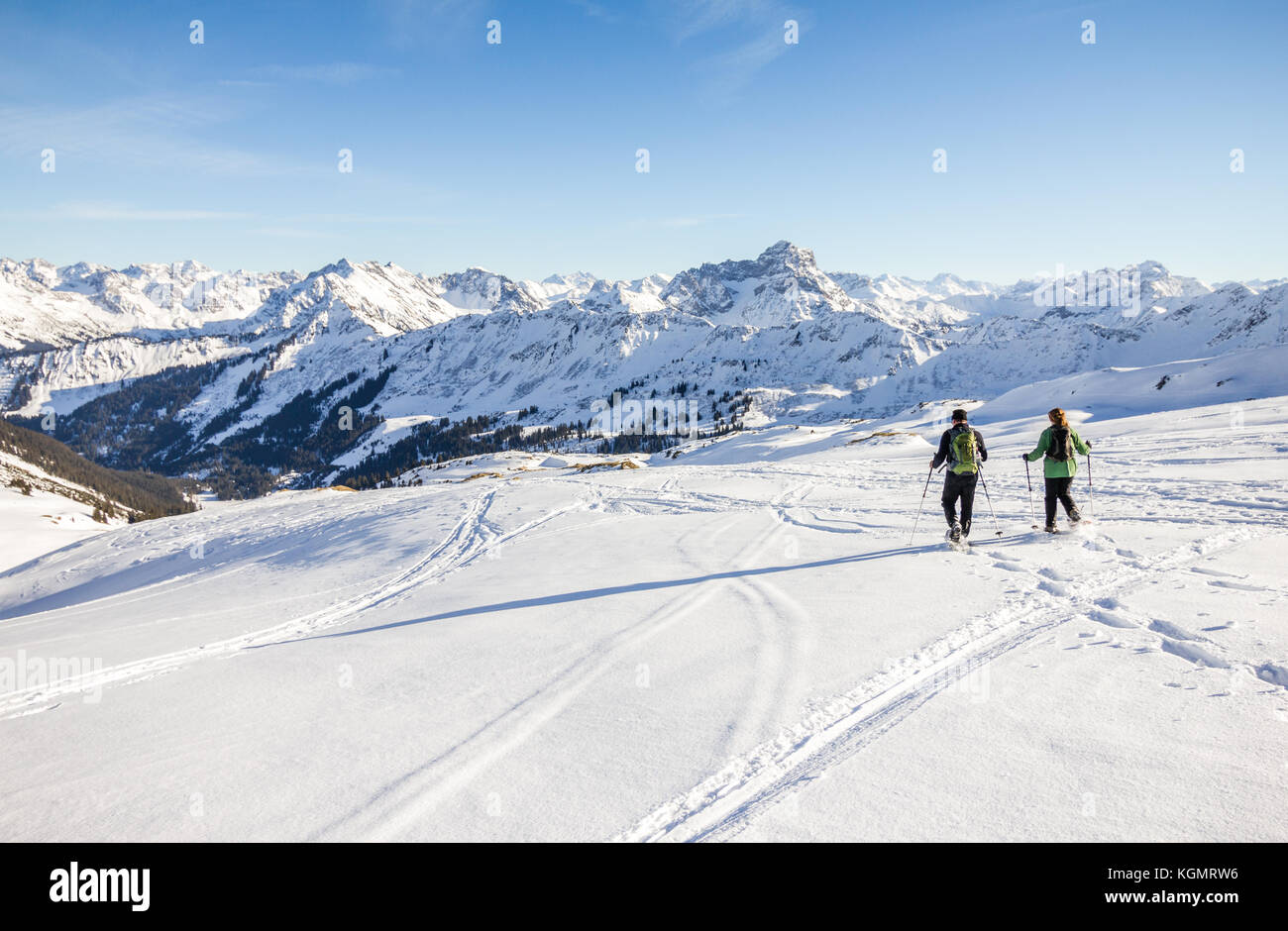 Deux randonneurs en raquettes en hiver alpin montagnes. Bavière, Allemagne. Banque D'Images