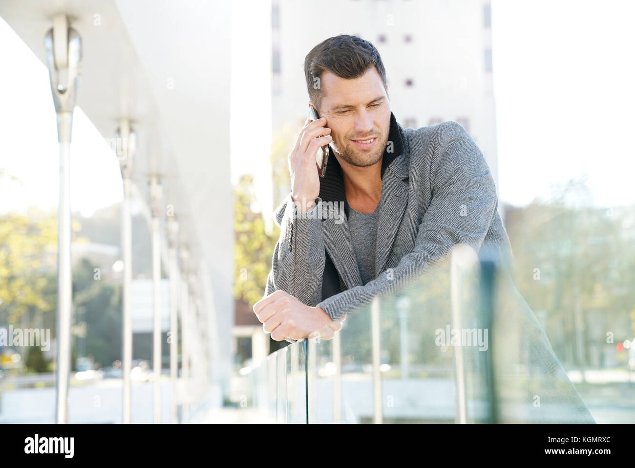 Handsome businessman talking on phone à l'extérieur Banque D'Images