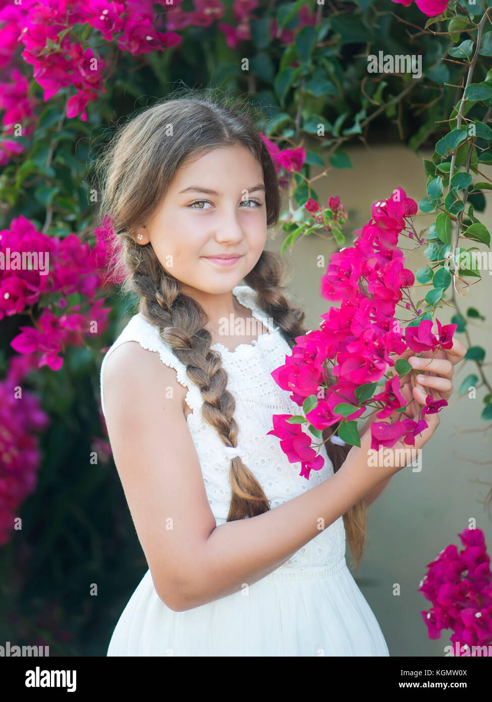 Sweet Girl avec tresses en fleurs lilas Banque D'Images