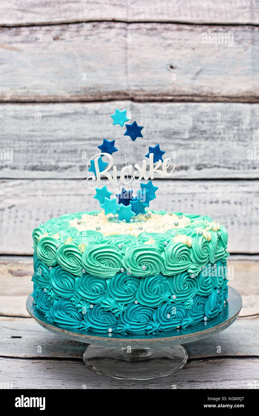 Bleu Cyan Et Une Couche Du Gateau D Anniversaire Avec Massepain Comestibles Stars Photo Stock Alamy