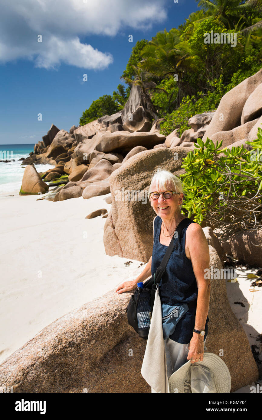 Les Seychelles, La Digue, Petit Anse, premier touriste parmi les rochers de granit sur la plage Banque D'Images