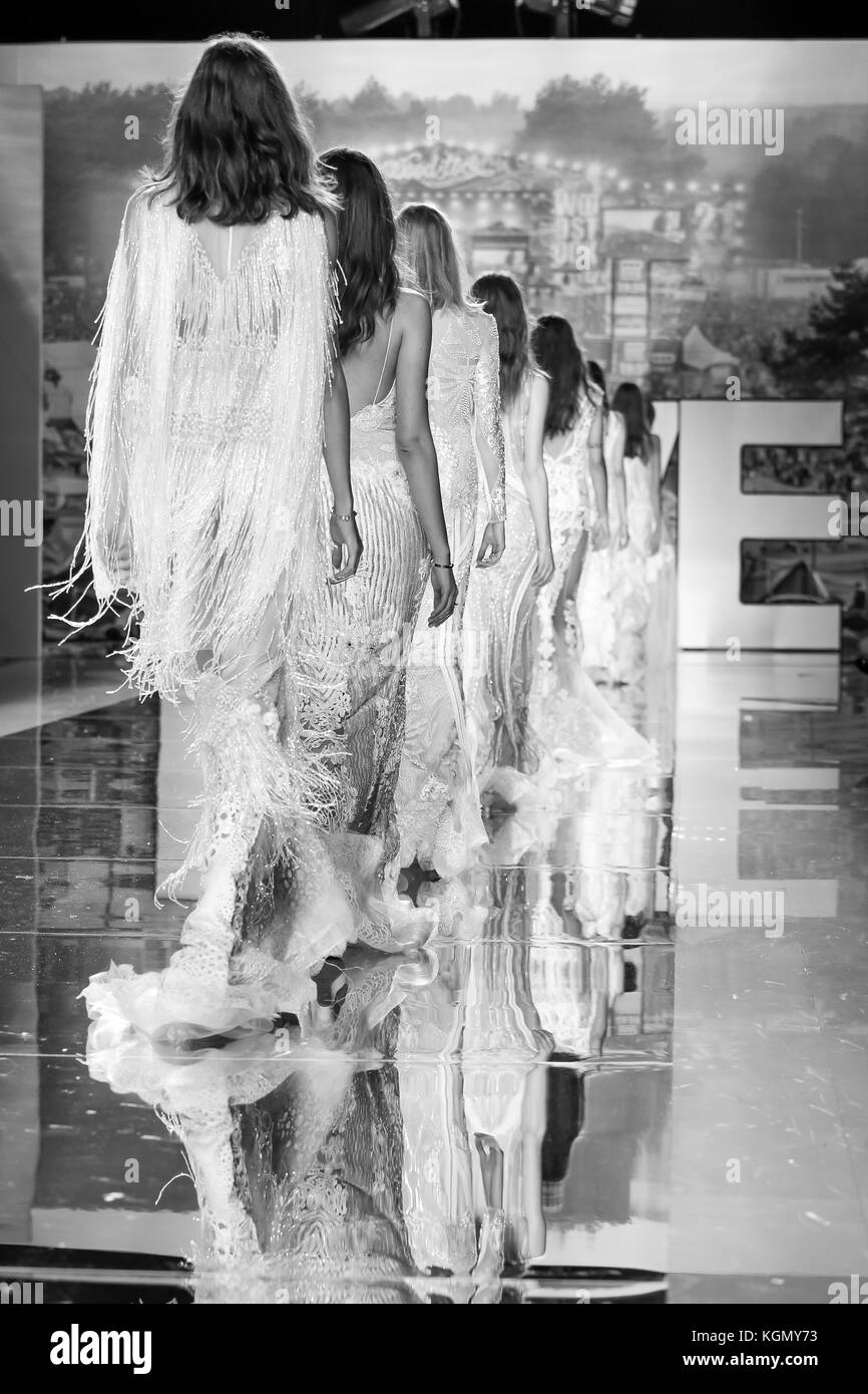 Barcelone. La Catalogne, Espagne. Quitter le podium. modèles Barcelona Bridal Week 2017. Designers​Yolan &Cris. Credit : Montse Gibert Banque D'Images