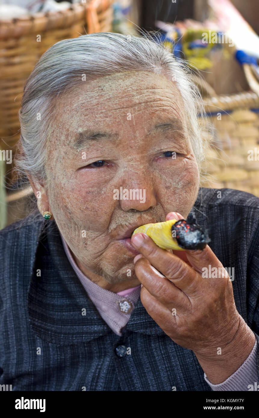 Personnes âgées femme birmane fumant un cigare à Bagan Myanmar Banque D'Images