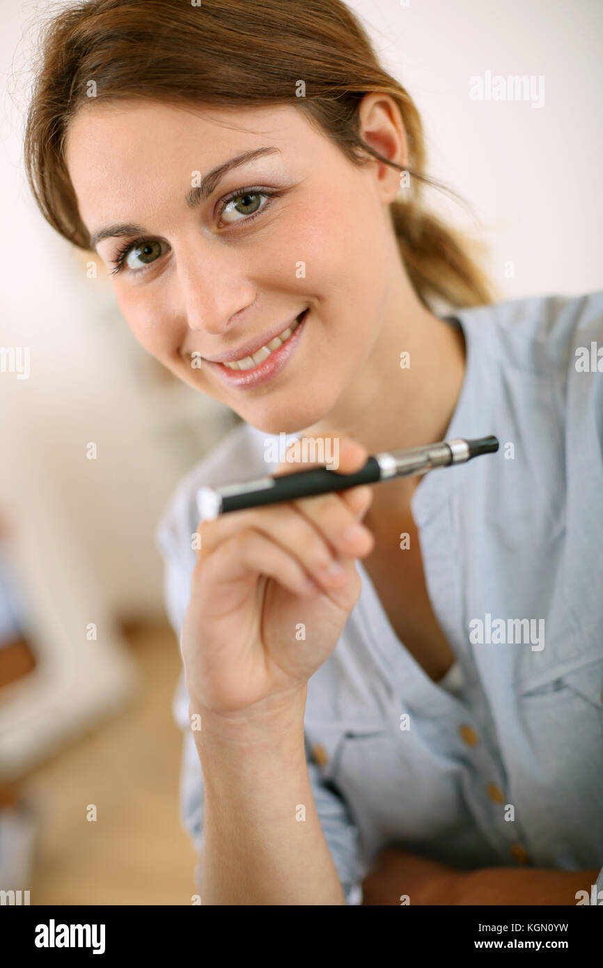 Portrait de femme de fumer avec la cigarette électronique Banque D'Images