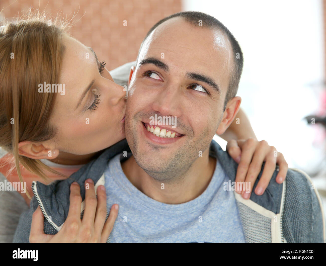 Petit ami le baiser Banque de photographies et d’images à haute