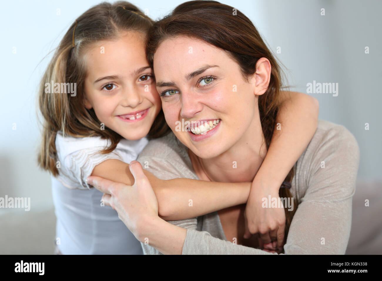 Portrait de Mère et fille en moment de tendresse Banque D'Images