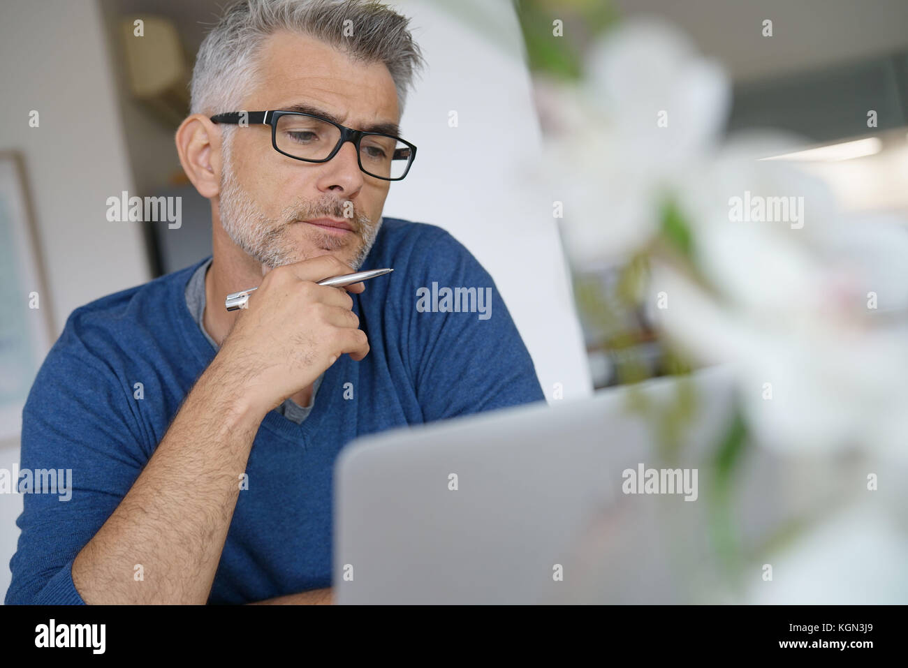 Homme d'âge moyen de travailler à domicile-bureau pour ordinateur portable Banque D'Images