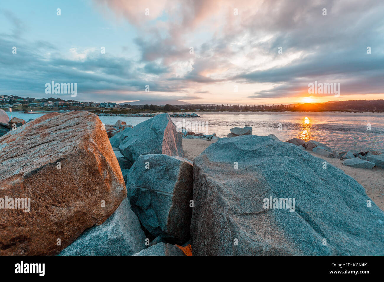 Coucher du soleil sur les eaux peu profondes avec d'énormes enroché Banque D'Images