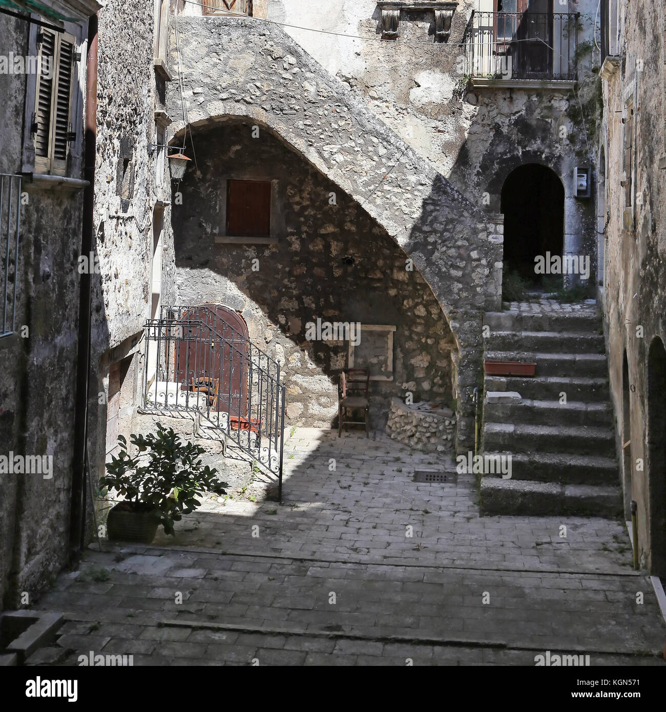 Santo Stefano di sessanio (l'Aquila), Italie - 25 août 2017 - dans la cour pittoresque village italien. Banque D'Images