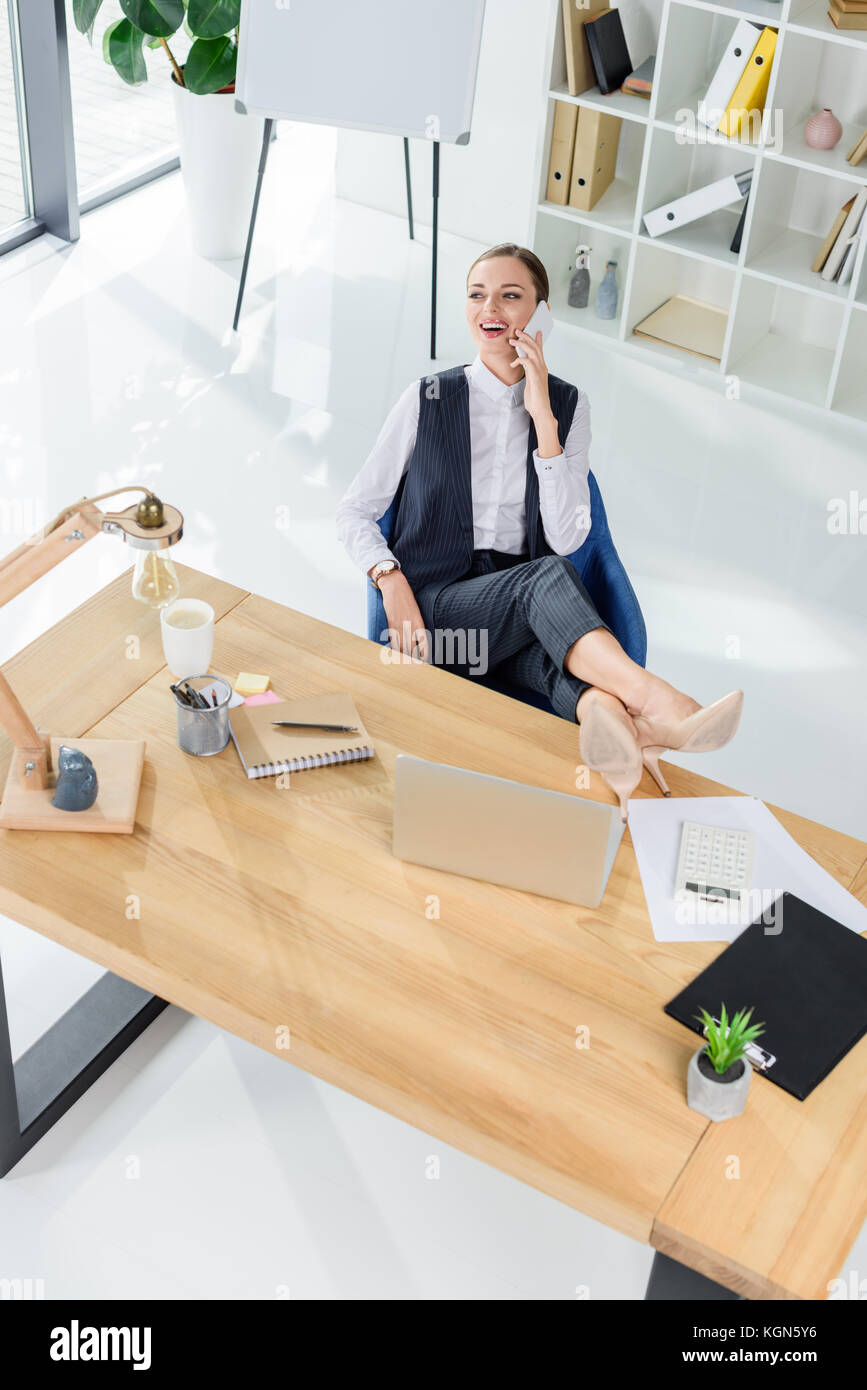 Businesswoman talking on smartphone Banque D'Images