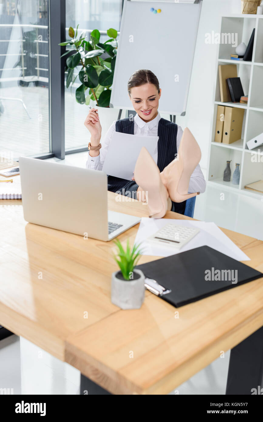 Man avec pieds sur 24 Banque D'Images