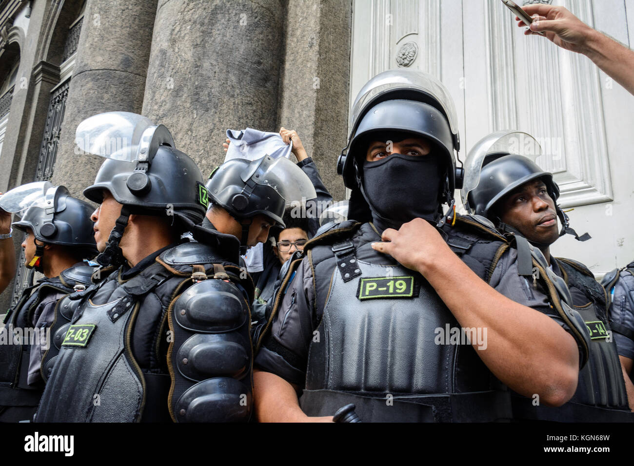 Rio de Janeiro, Brésil. 08 novembre 2017. Un manifestant tient un maillot montrant qu'il est un employé de l'État bien la police a fouiller son sac pour des armes ce mercredi 8 novembre, à Rio de Janeiro. Les employés de l'État de Rio de Janeiro n'ont pas été entièrement payés depuis plus d'un an. Ce mercredi a marqué le premier anniversaire de l'Assemblée législative de l'Etat (ALERJ), qui a été occupée par des manifestants. Crédit : C.H. Gardiner/Pacific Press/Alay Live News Banque D'Images