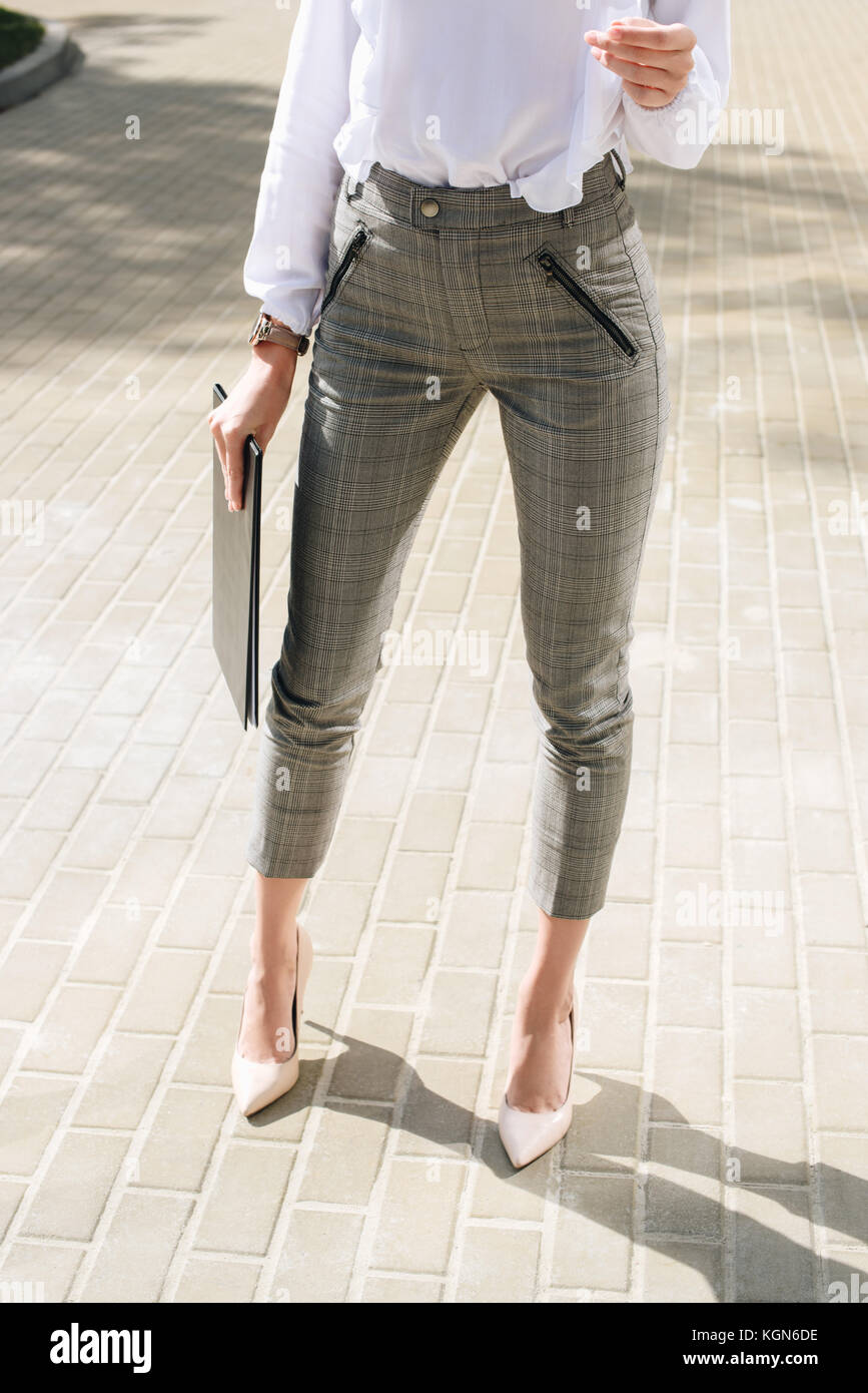 Businesswoman holding clipboard Banque D'Images