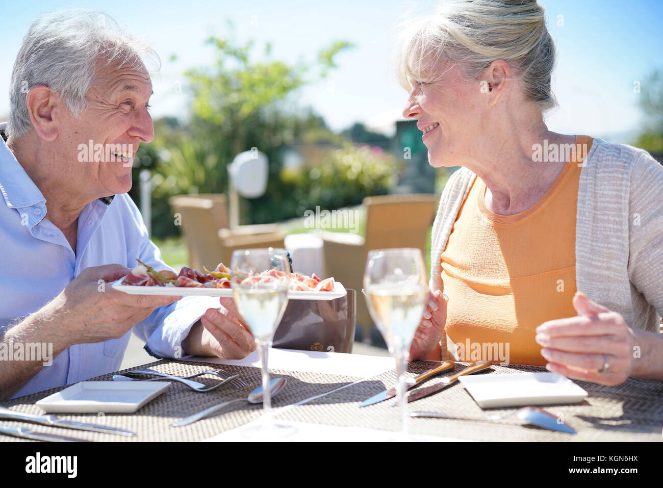 Senior couple enjoying repas au restaurant en plein air Banque D'Images