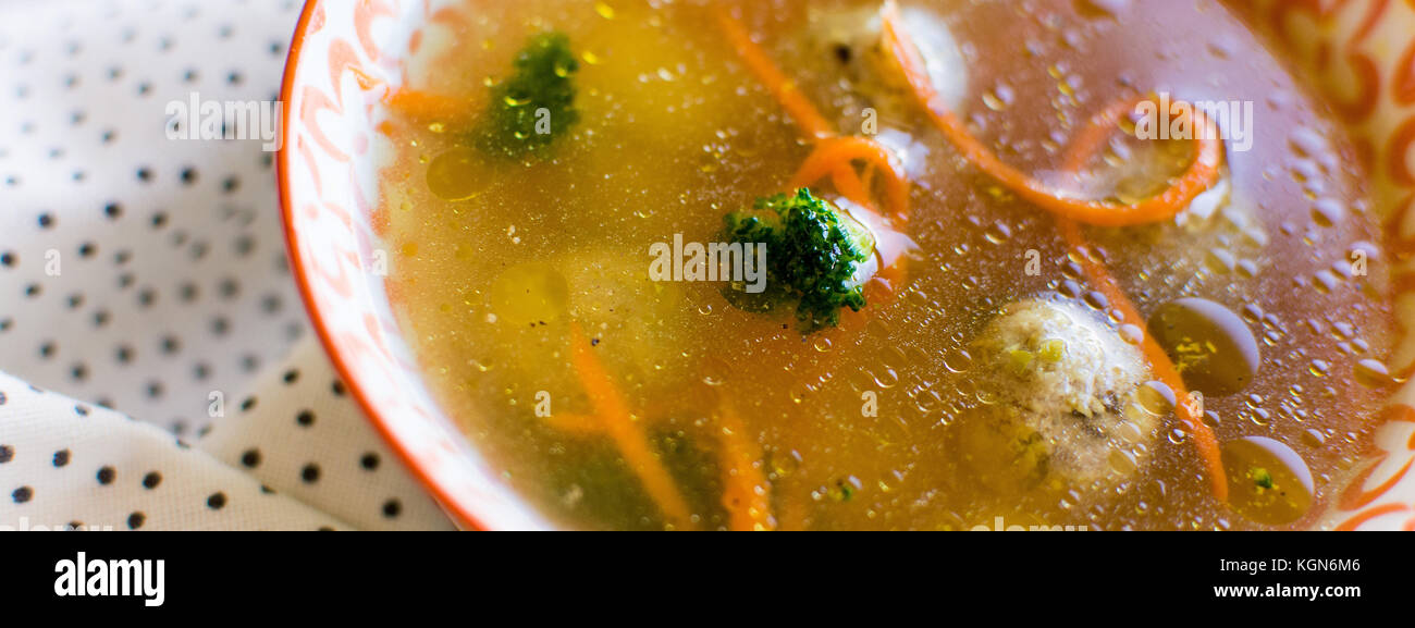 Soupe de légumes avec boulettes en bol coloré Banque D'Images