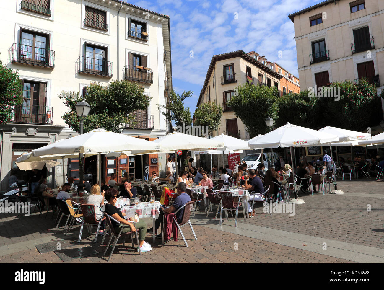 Café de la rue de la chaussée sur la Plaza de San Ildefonso square, Malasana, centre-ville de Madrid, Espagne Banque D'Images