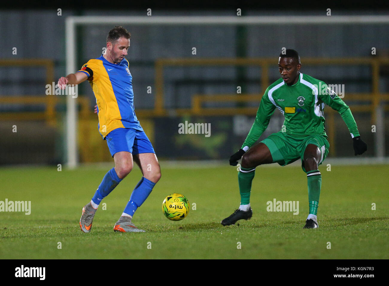 Connor Hammond de Romford et Anthony McDonald de Haringey lors de Romford vs Haringey Borough, Bostik League Division 1 North Football à Ship Lane on Banque D'Images