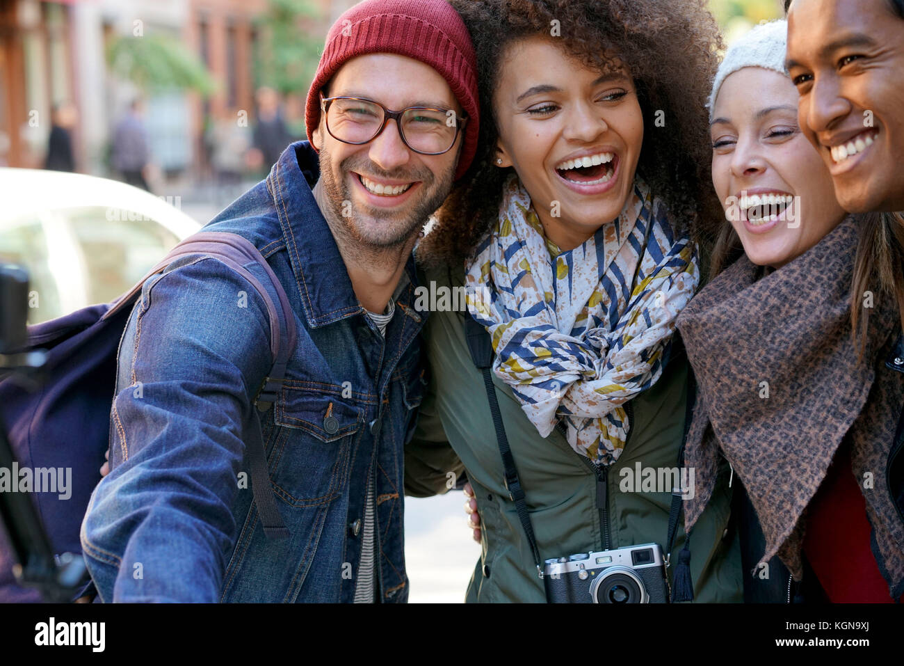 Groupe d'amis en vacances en tenant l'appareil photo avec Photo selfies Banque D'Images
