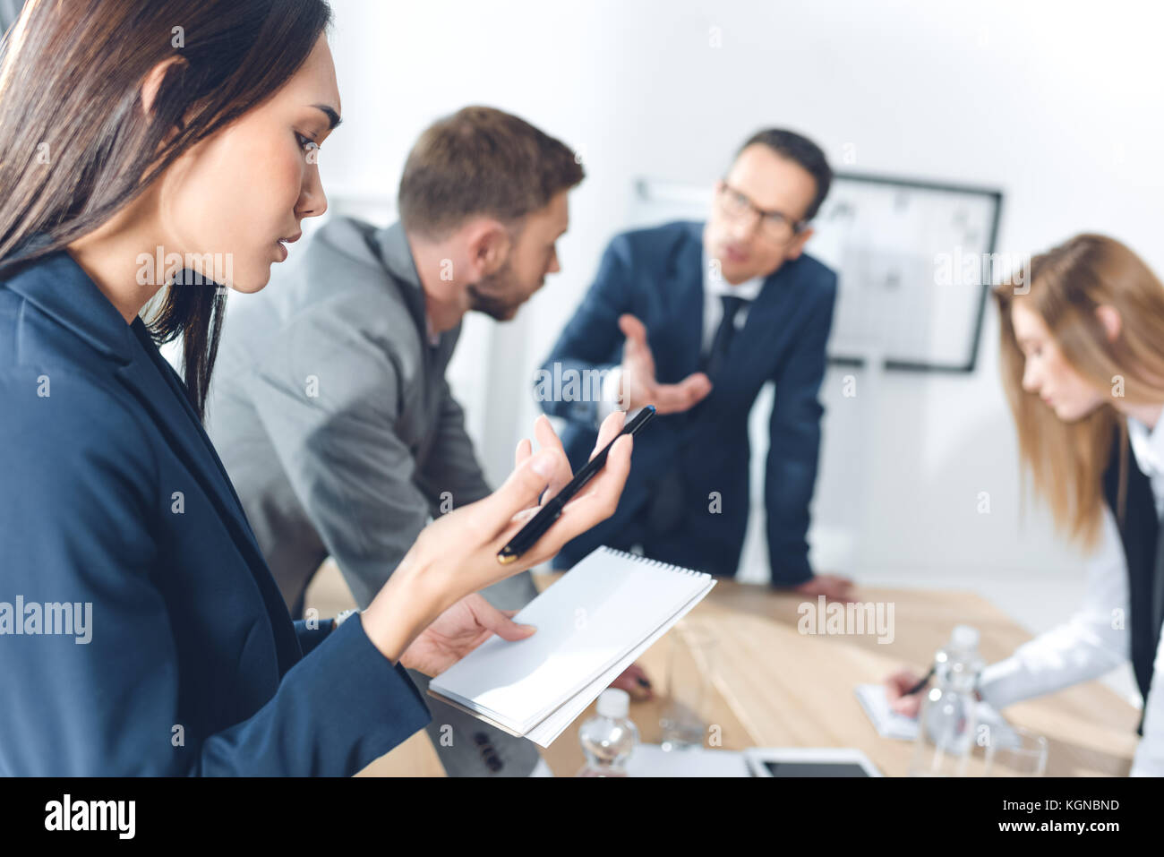 Asian businesswoman looking at notebook Banque D'Images