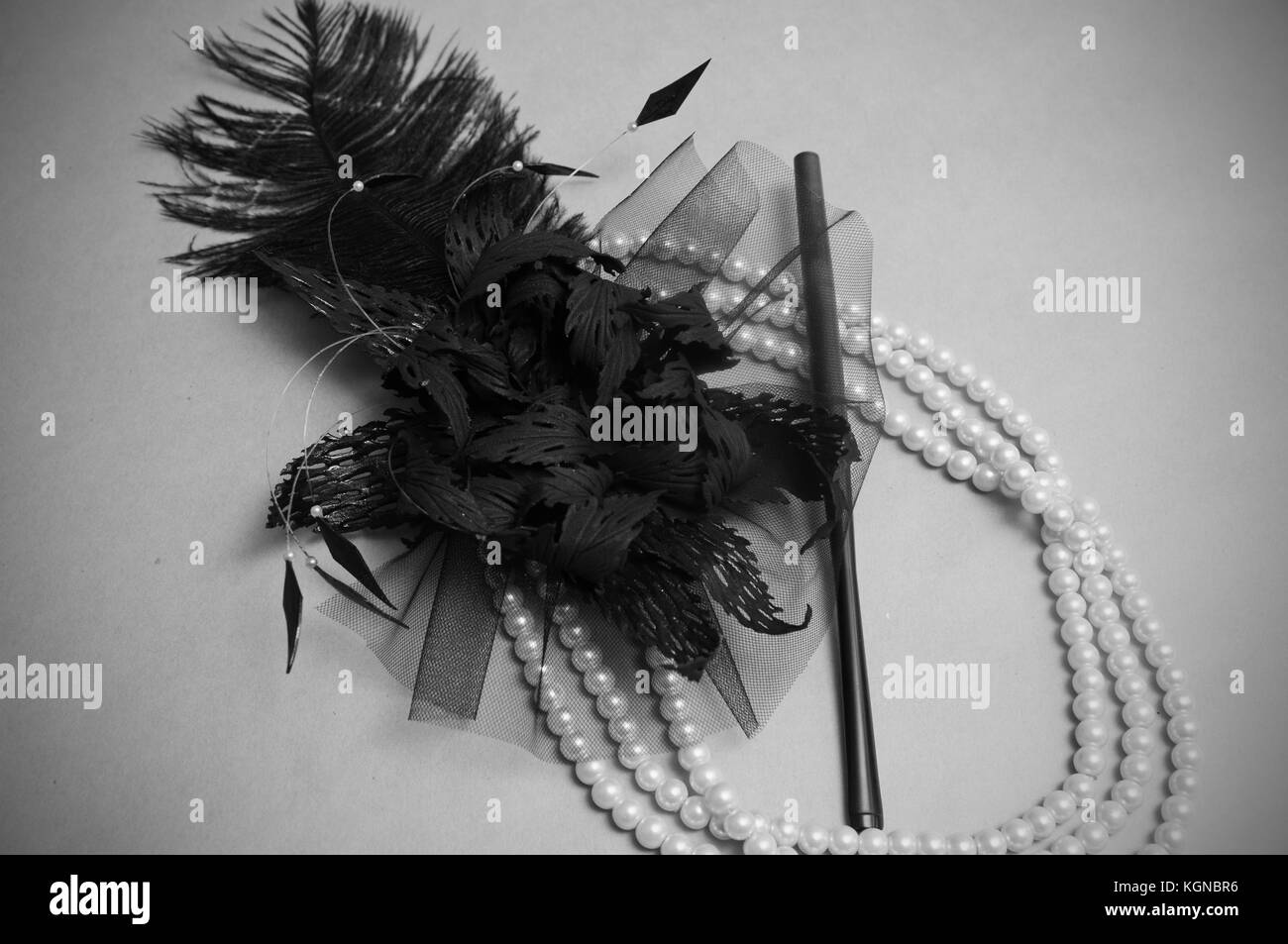 Ornement de cheveux rétro fait main collier de plumes et d'un tube pour les cigarettes Banque D'Images