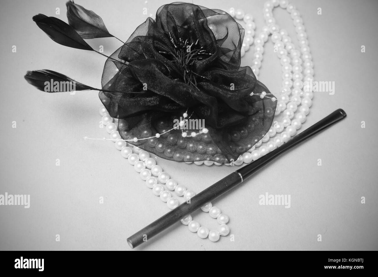 Ornement de cheveux rétro fait main collier de plumes et d'un tube pour les cigarettes Banque D'Images